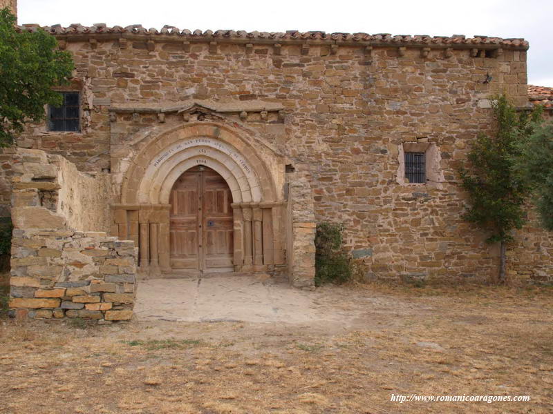 FACHADA SUR CON LA PORTADA